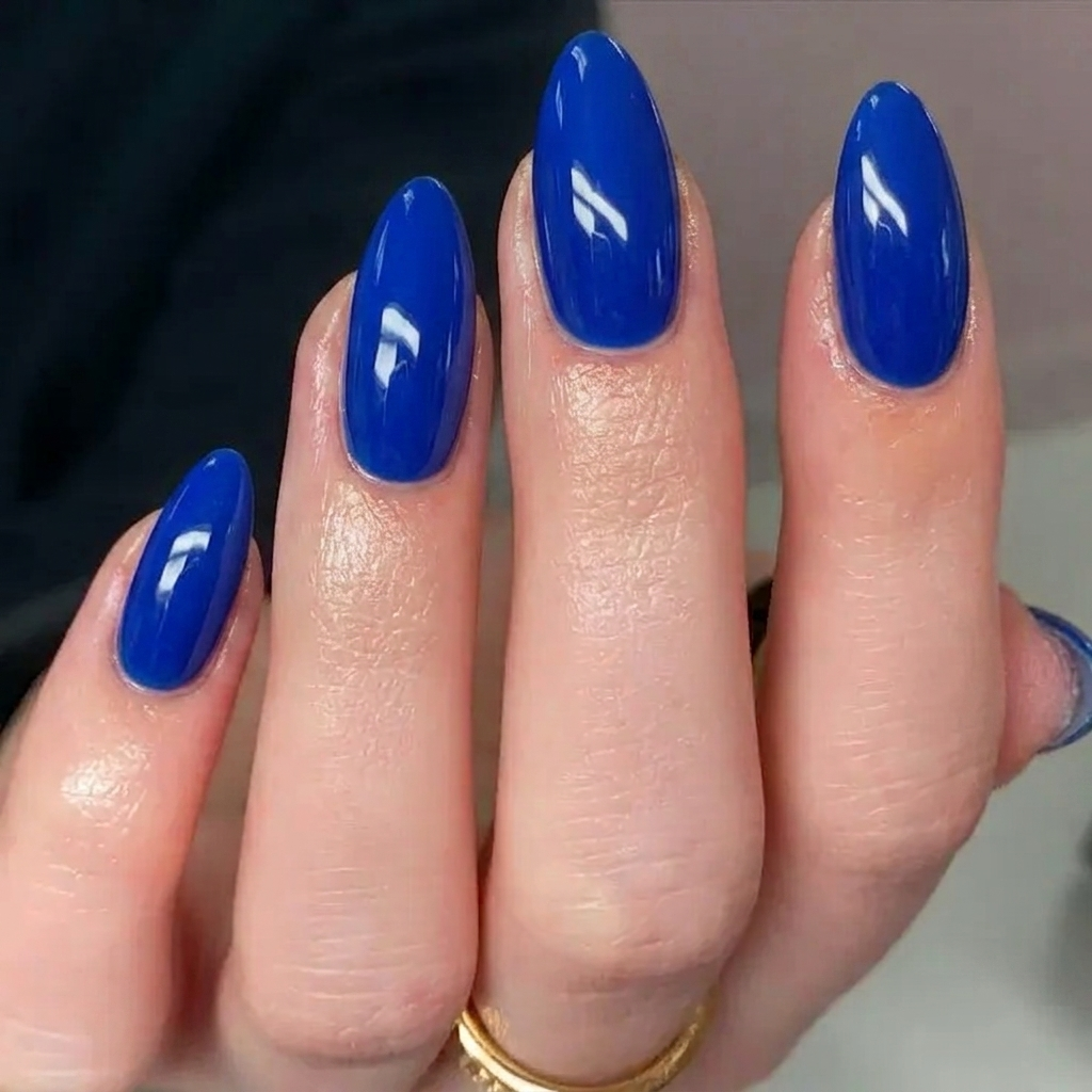 Fertige glänzende blaue Nägel in Nahaufnahme