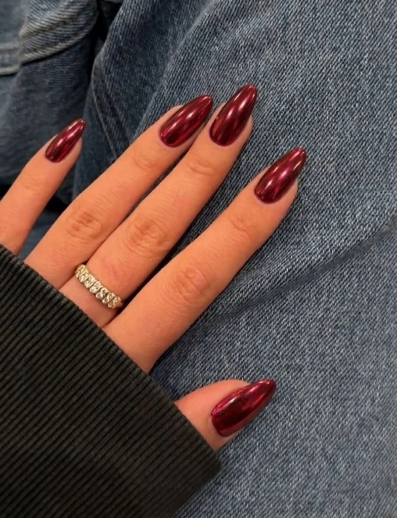 Red Chrome nails – der metallische Twist