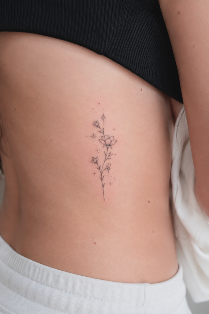 Frisch gestochenes Rippen-Tattoo mit feiner Linienführung