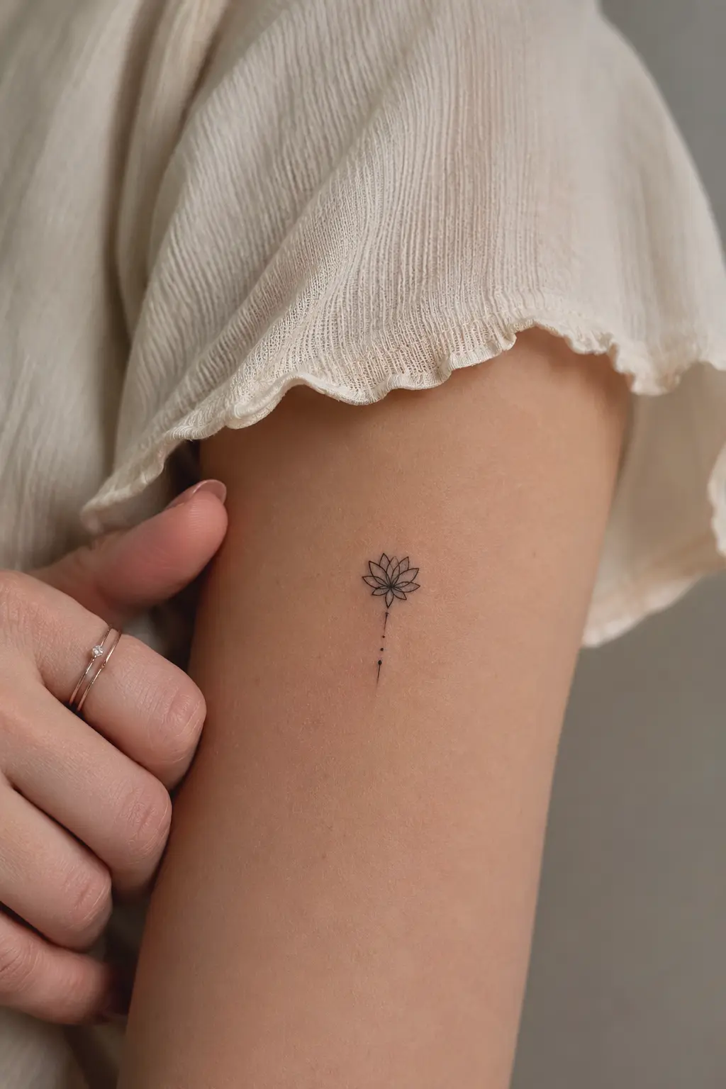 verstecktes-tattoo-oberarm-buero-outfit